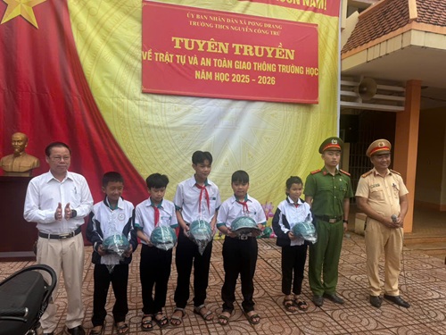 Công an xã Pơng Drang: Tuyên truyền an toàn giao thông cho học sinh sử dụng xe đạp điện, xe máy điện