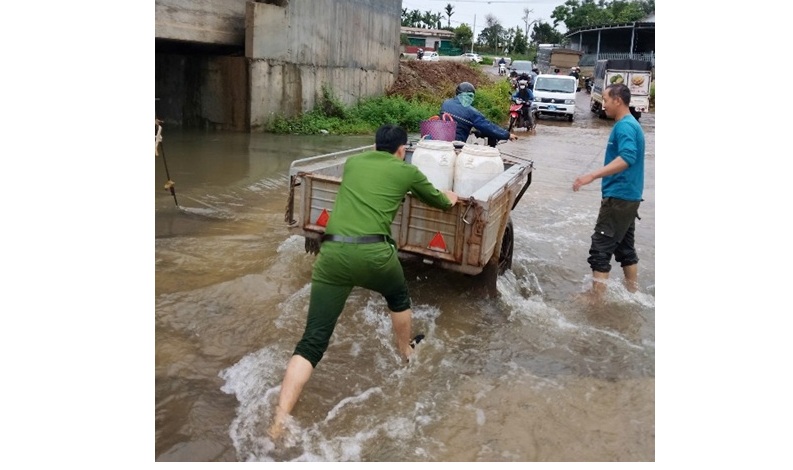 Công an xã Phú Xuân bảo đảm an toàn cho người dân trong mưa lũ