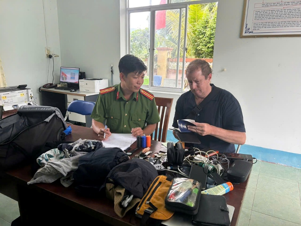 Công an xã Hòa Xuân trao trả tài sản cho du khách