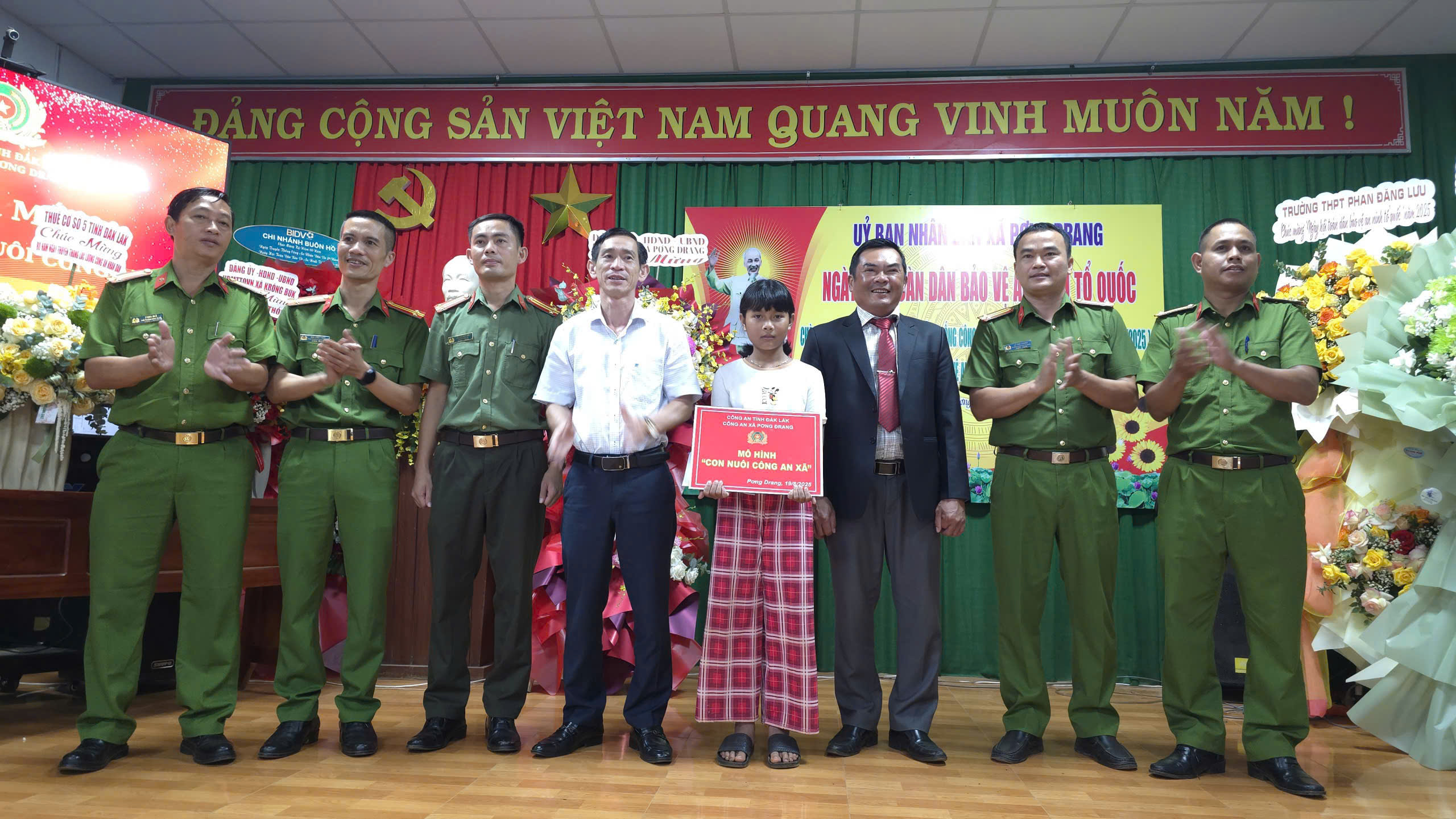 Công an xã Pơng Drang lan tỏa tình yêu thương qua mô hình “con nuôi Công an xã”