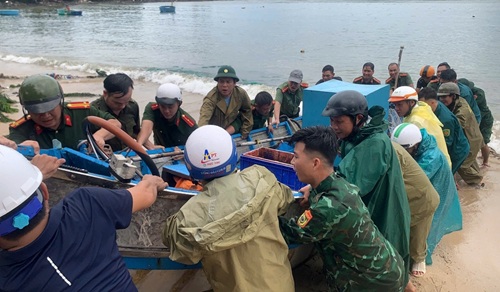 Công an xã Tuy An Nam chủ động triển khai phương án khẩn cấp ứng phó bão số 13 (Kalmaegi)
