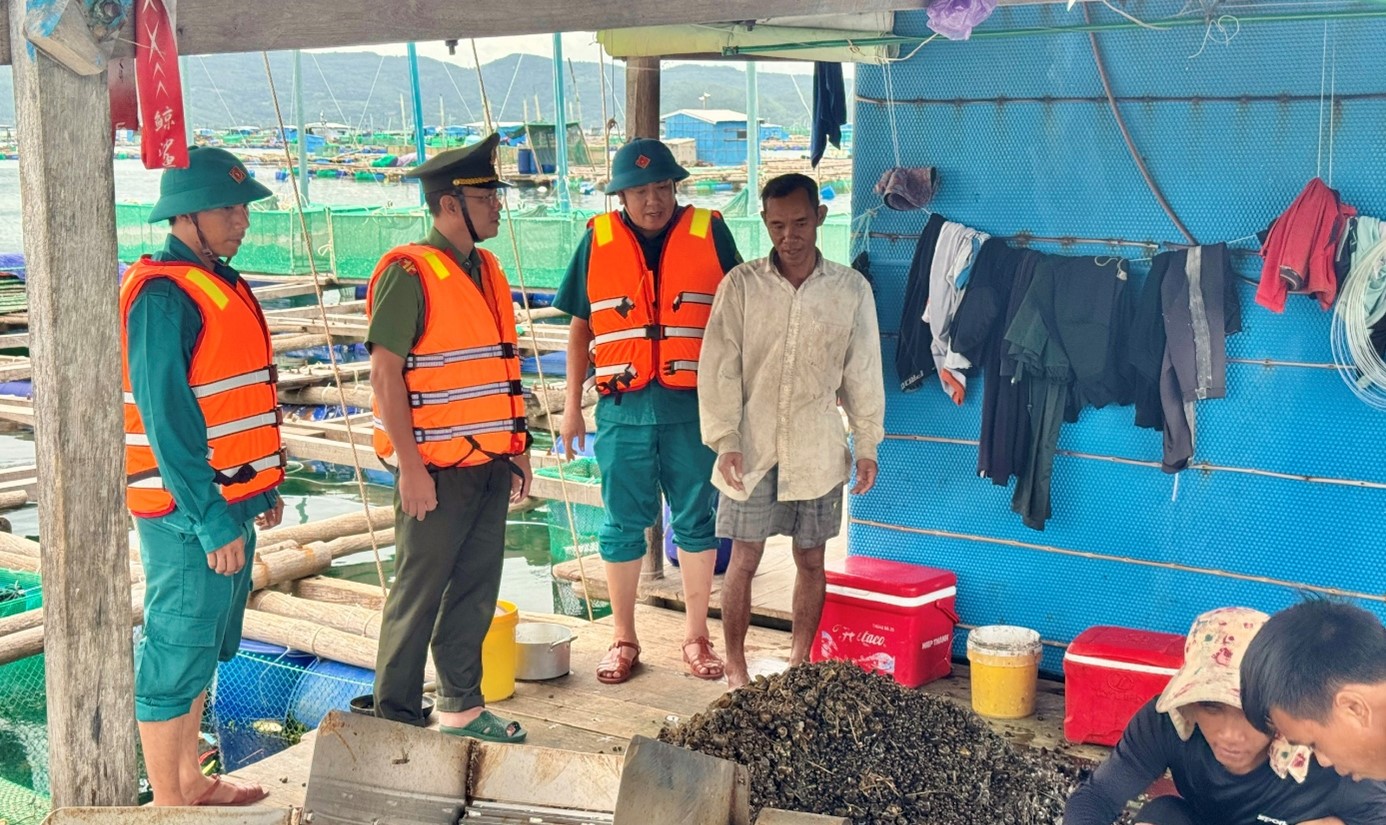 Công an phường Sông Cầu chủ động triển khai các biện pháp ứng phó với bão số 13 (Kalmaegi)