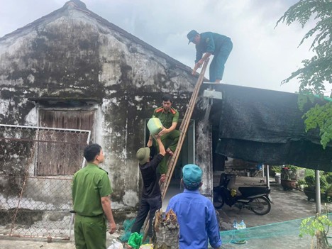 Công an xã Hòa Xuân chủ động ứng phó bão Kalmaegi, hỗ trợ Nhân dân bảo đảm an toàn