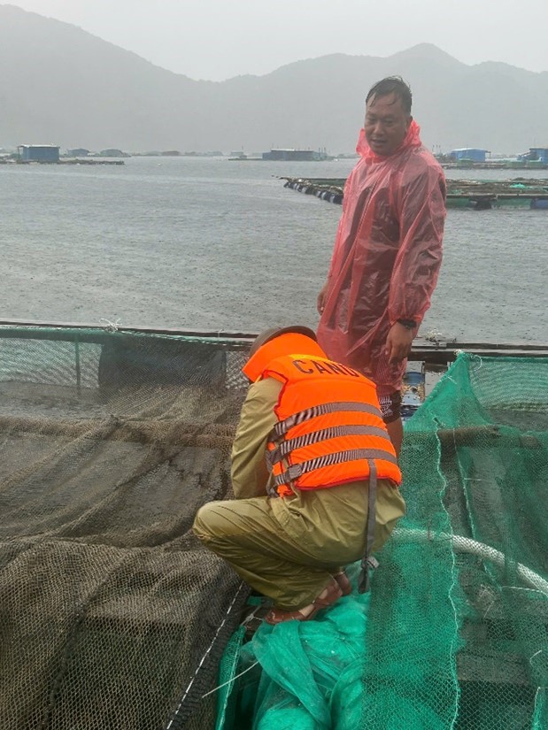 Công an xã Hòa Xuân tăng cường hỗ trợ hộ khó khăn, neo đơn chủ động ứng phó bão Kalmaegi