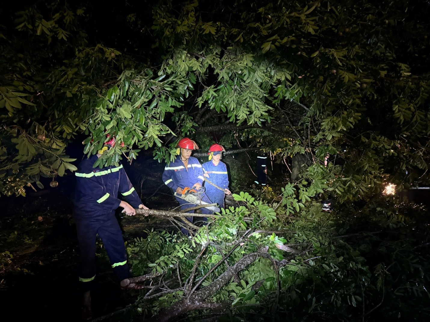 Công an tỉnh Đắk Lắk khẩn trương ứng phó, khắc phục hậu quả Bão số 13 (Kalmaegi)