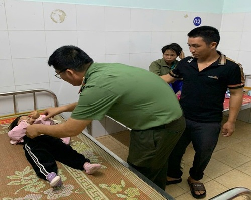 Công an xã Tây Sơn băng rừng, vượt bão đưa bé gái đi cấp cứu an toàn