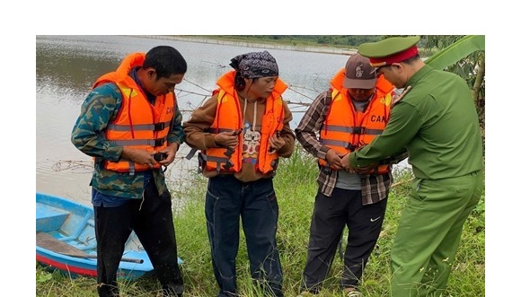 Công an xã Dur Kmăl tích cực tuyên truyền, nâng cao kỹ năng phòng chống lũ lụt cho người dân trong mùa mưa bão