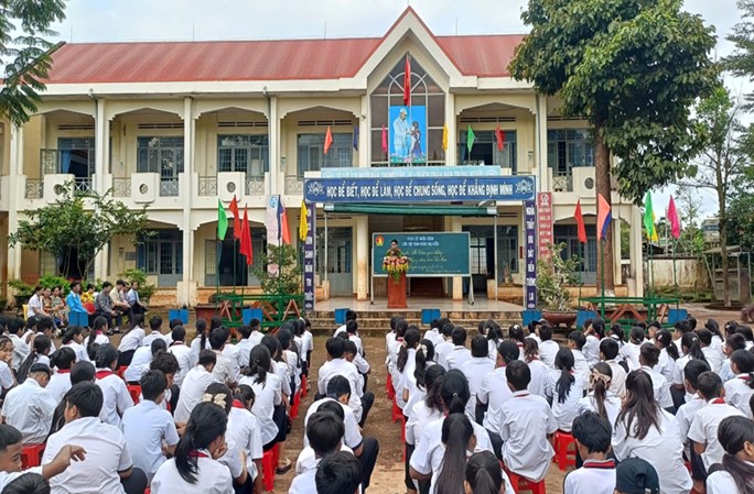 Công an xã Cuôr Đăng đẩy mạnh tuyên truyền pháp luật trong trường học