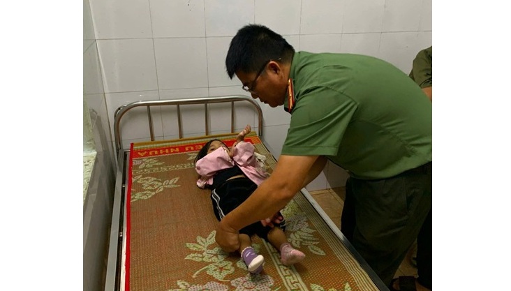 Công an xã Tây Sơn tích cực hỗ trợ nhiều người dân đi cấp cứu ngay trong đêm vào thời điểm bão số 13 đang đổ bộ