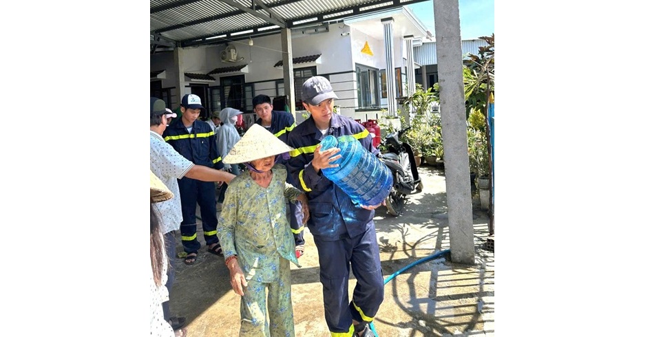 Công an tỉnh Đắk Lắk khẩn trương giúp dân khắc phục hậu quả bão số 13 (Kalmaegi)