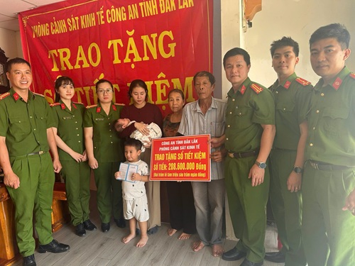 Phòng Cảnh sát kinh tế Công an tỉnh Đắk Lắk trao tặng sổ tiết kiệm cho gia đình liệt sỹ Nguyễn Đông Cánh