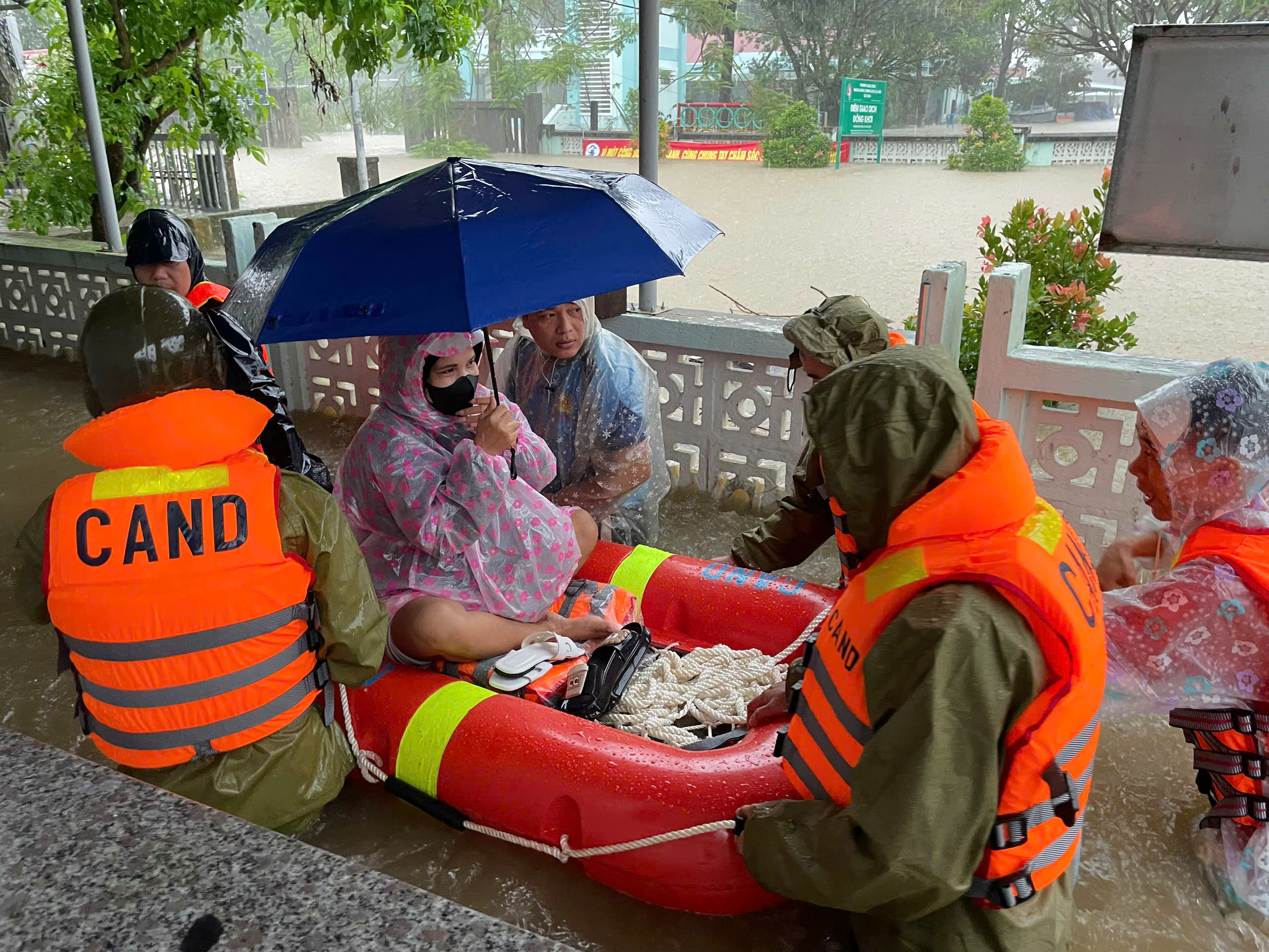 Công an xã Hòa Thịnh vượt lũ, đưa sản phụ đến trạm xá an toàn