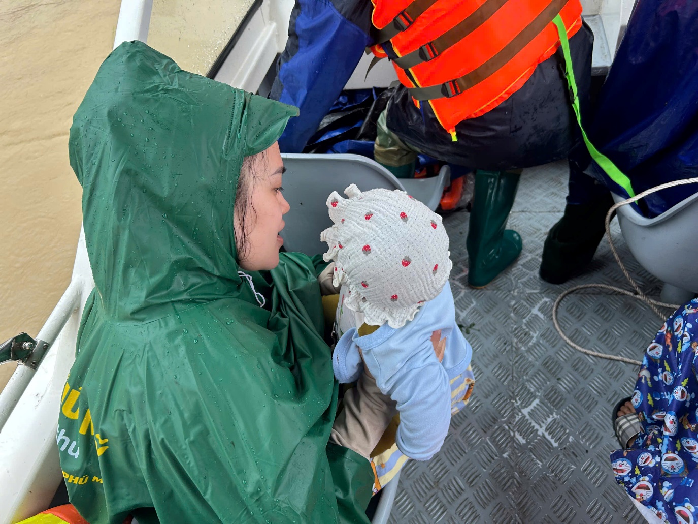 Công an xã Hòa Xuân khẩn trương cứu hộ, sơ tán người dân trong mưa lũ