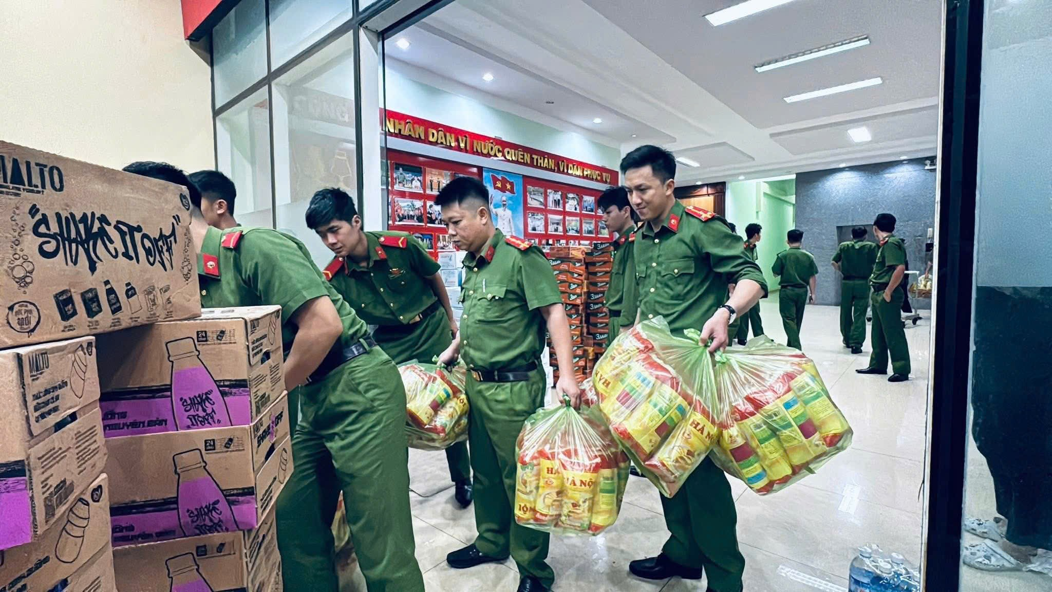 Công an tỉnh huy động hơn 10 tấn hàng hỗ trợ bà con vùng lũ