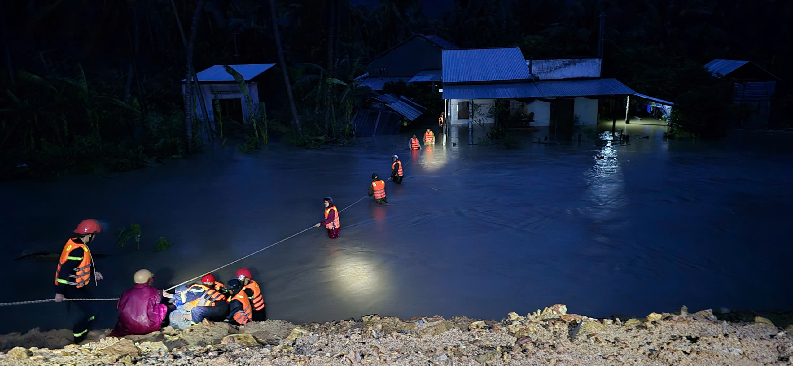 Công an tỉnh Đắk Lắk căng mình giúp dân, hướng về đồng bào trong mưa lũ