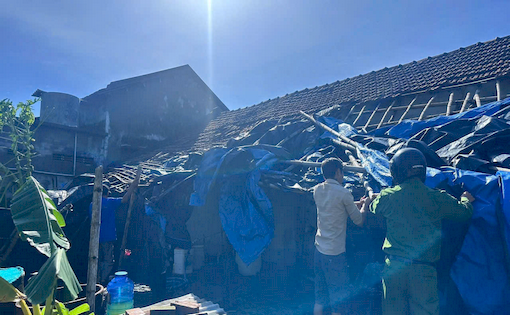 Công an xã Hòa Xuân tiếp tục hỗ trợ Nhân dân khắc phục hậu quả sau bão