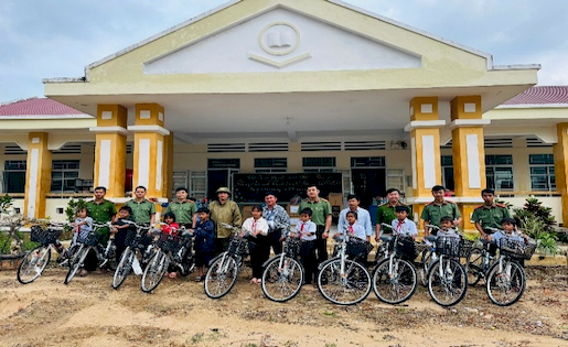 Phòng An ninh chính trị nội bộ hướng về cơ sở, chung tay khắc phục hậu quả thiên tai