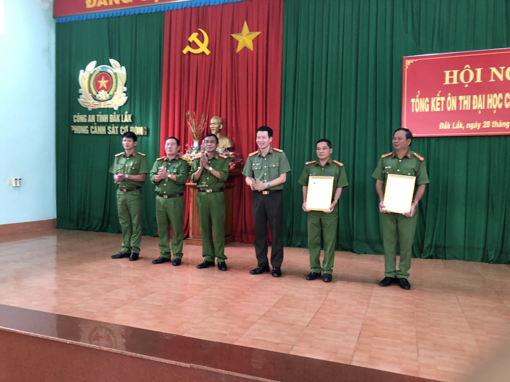 Trao thư của BCA khen Công an tỉnh Đắk Lắk đã vây bắt tên "ngáo đá" giải cứu người an toàn.