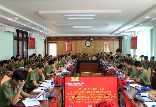 Phòng Tham mưu Công an tỉnh tổ chức sinh hoạt chính trị với chủ đề “Xây dựng phong cách, tác phong công tác của người đứng đầu, của cán bộ, đảng viên trong học tập và làm theo tư tư tưởng, đạo đức, phong cách Hồ Chí Minh”