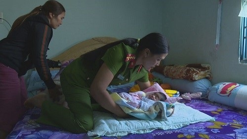 Nữ Công an cứu sống cháu bé sơ sinh bị vứt bỏ dưới hố rác