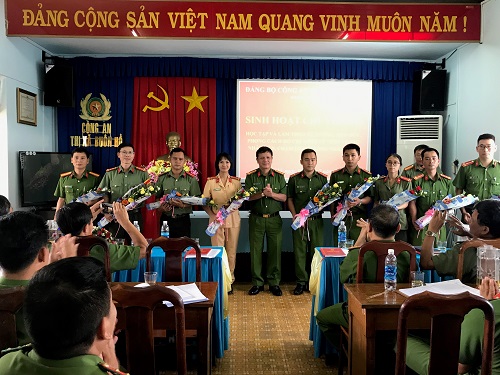 Công an thị xã Buôn Hồ sinh hoạt chính trị với chủ đề “Xây dựng ý thức tôn trọng Nhân dân, phát huy dân chủ, chăm lo đời sống Nhân dân”