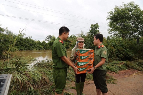 Phòng Quản lý xuất nhập cảnh hỗ trợ người dân bị thiệt hại do mưa lũ