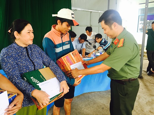 Công an TP. Buôn Ma Thuột chia sẻ khó khăn với bà con nghèo 02 xã biên giới của huyện Ea Súp bị thiệt hại do thiên tai