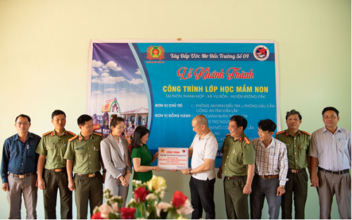 Phòng Hậu cần và Phòng An ninh điều tra Công an tỉnh tiếp bước ước mơ đến trường cho trẻ em nghèo vùng sâu