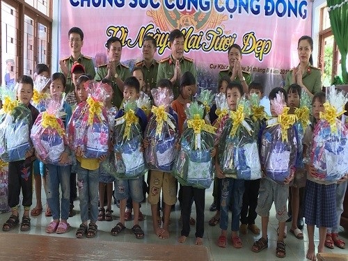 Thăm, tặng quà cho đồng bào nghèo ở huyện Ea Súp