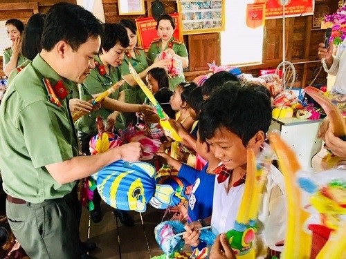 Phòng Quản lý xuất nhập cảnh Công an tỉnh tổ chức trung thu cho các em thiếu nhi buôn Yang Reh, huyện Krông Bông
