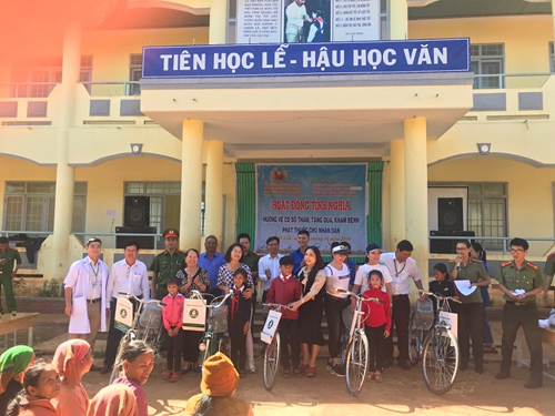 Thăm hỏi, tặng quà, khám bệnh phát thuốc cho các gia đình có hoàn cảnh cảnh khó khăn trên địa bàn xã Cư Né, huyện Krông Búk
