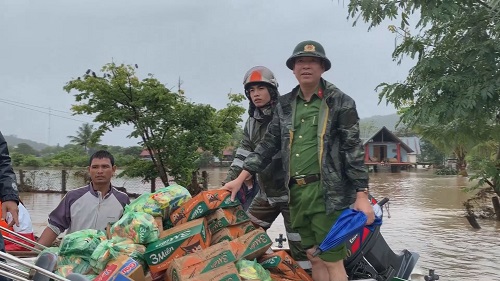 Công an huyện Lắk giúp dân vùng ngập lụt