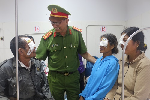 Công an huyện Ea Súp giúp đỡ, đưa đón người dân có hoàn cảnh khó khăn đi khám, chữa bệnh về mắt