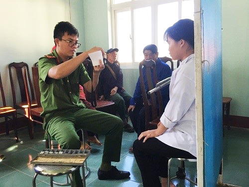 Công an huyện M’Đrắk về cơ sở làm thủ tục cấp CMND cho Nhân dân xã Cư San