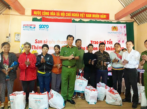 Công an huyện Cư Kuin mang cái Tết ấm áp đến với người nghèo