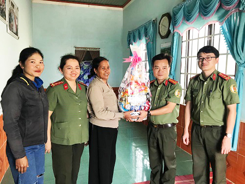 Tết yêu thương đến với bà con buôn Yang Reh, xã Yang Reh, huyện Krông Bông