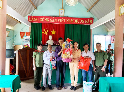 Công an huyện Krông Pắc tổ chức thăm, tặng quà Tết cho các gia đình có hoàn cảnh khó khăn tại buôn Kuaih, xã Ea Kênh