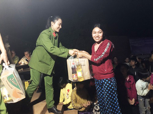 “Xuân ấm áp – Tết yêu thương”  đến với Nhân dân buôn Chứ, xã Ea Sol, huyện Ea H’leo