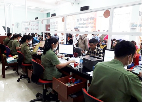 Lực lượng Quản lý xuất nhập cảnh tận tụy phục vụ Nhân dân trong những ngày đầu xuân Canh Tý