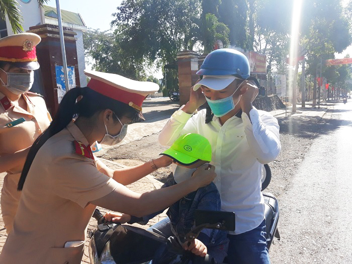 Công an huyện Ea H’leo phát khẩu trang y tế miễn phí cho người dân