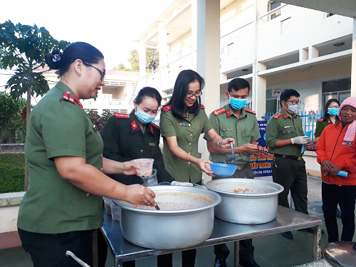 Chương trình “Nồi cháo tình thương” tại bệnh viện đa khoa huyện Ea Súp
