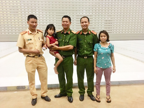 Bé gái bị kẹt trong cửa cuốn được Công an ứng cứu kịp thời