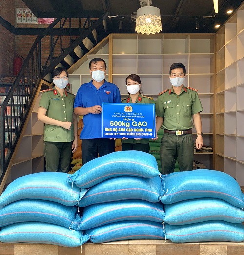 Phòng An ninh đối ngoại hỗ trợ gạo miễn phí cho những người dân gặp khó khăn trong thời gian cách ly xã hội phòng chống dịch Covid-19