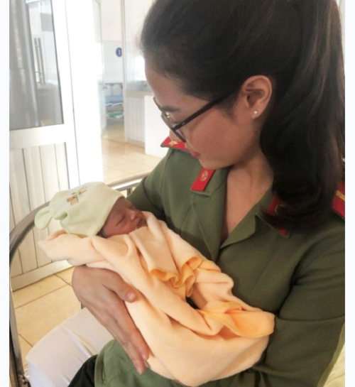Hội phụ nữ Công an huyện Ea H’leo chung tay giúp đỡ  bé sơ sinh 01 ngày tuổi bị bỏ rơi tại rẫy bắp