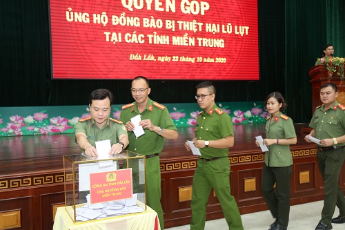 Công an tỉnh Đắk Lắk đóng góp ủng hộ đồng bào miền Trung bị lũ lụt