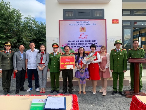 Công an tỉnh Đắk Lắk trao tặng “Nhà tình nghĩa tình đồng đội”