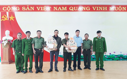Công an tỉnh Đắk Lắk thăm, tặng quà các gia đình trong lực lượng Công an xã bán chuyên trách bị thương trong khi làm nhiệm vụ