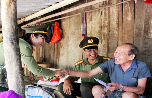 Nghĩa tình người chiến sĩ Công an mang yêu thương đến với vùng cao