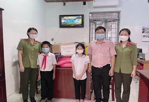 Phòng Xây dựng phong trào bảo vệ ANTQ thực hiện Cuộc vận động “Xây dựng phong cách người CAND bản lĩnh, nhân văn, vì Nhân dân phục vụ”