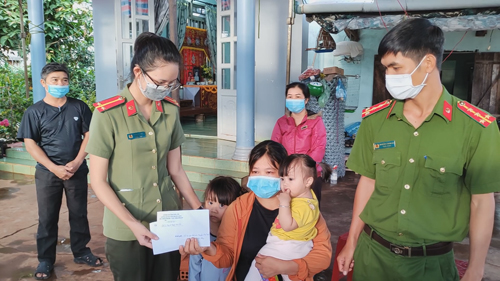 Công an huyện Buôn Đôn hỗ trợ gia đình nạn nhân đuối nước ở xã Ea Nuôl